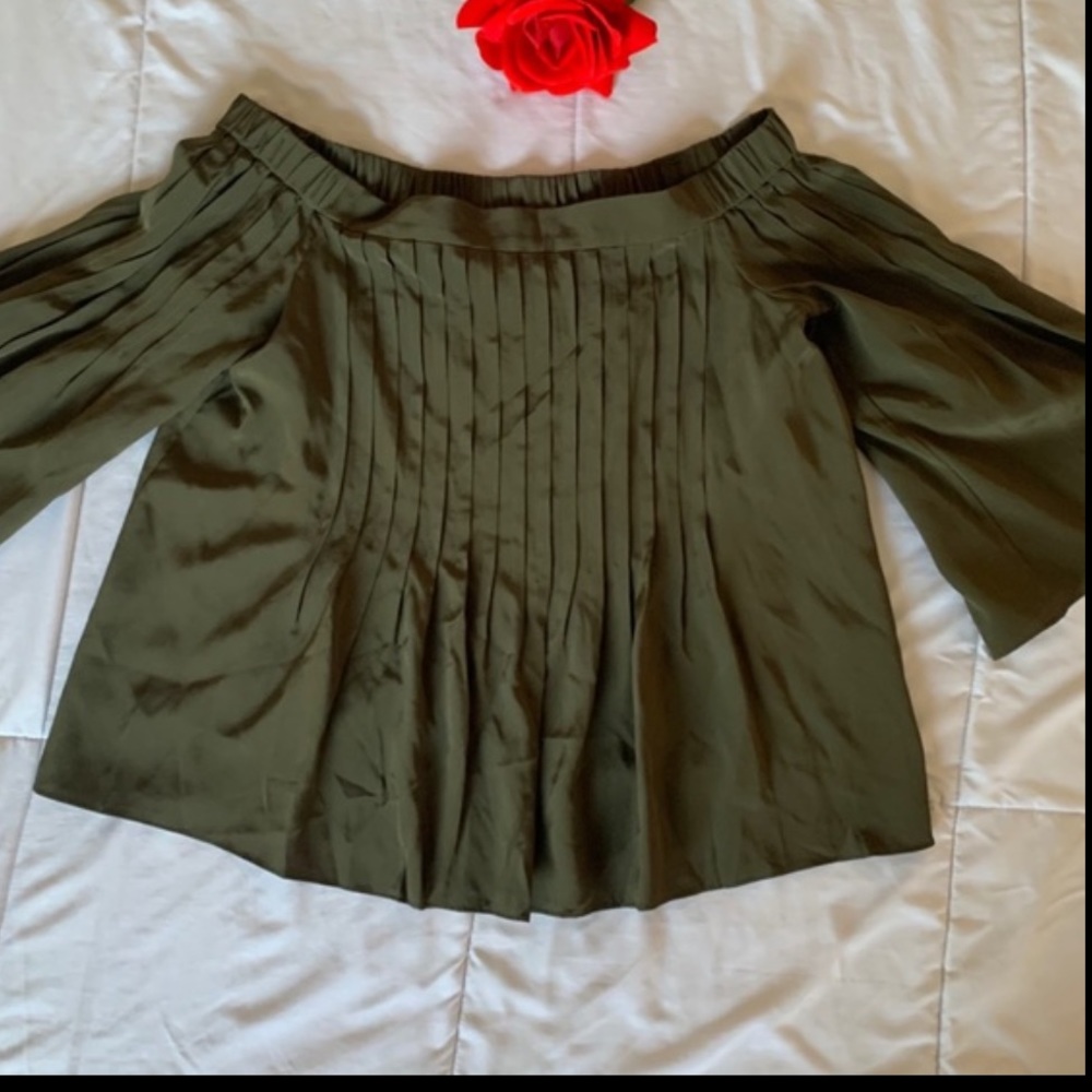 Tibi olive green silk blouse 🐾